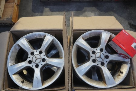 4 Mercedes rims, with wheel bolts