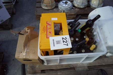 Kasse med diverse vinflasker og specialøl