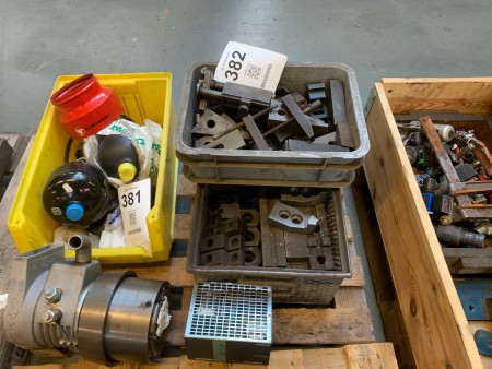 Various claws and clamping tools