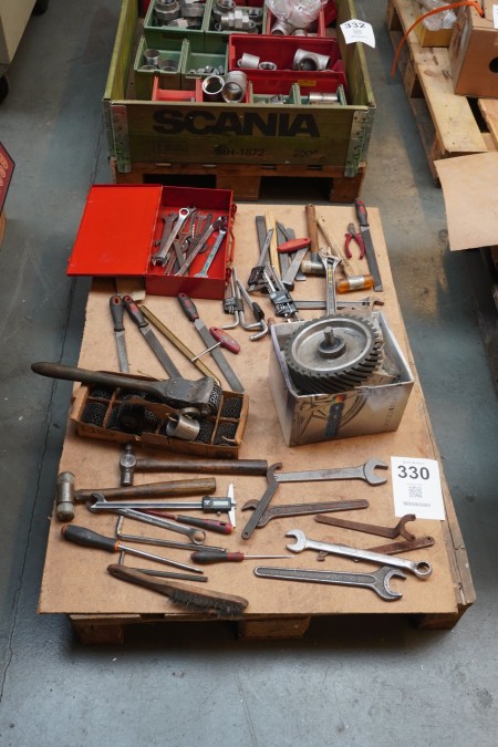Pallet With content of various tools
