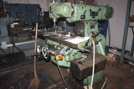 Milling machine, Vilhelm Pedersen, type RF-2. SN 178404. Clamping surface 1300x300mm. Emergency stop. Machine vice