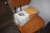 Alt i rum minus faste installationer (bl.a. 3 stk. 4-rums mandskabsskabe, bord + 5 stole, kaffemaskine: Bonamat Bravilor, kabeltromle, Esab svejsehandsker)
