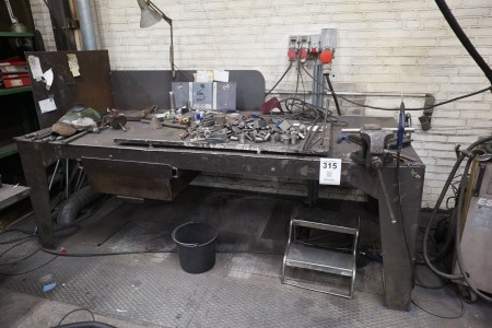 Welding table with vice