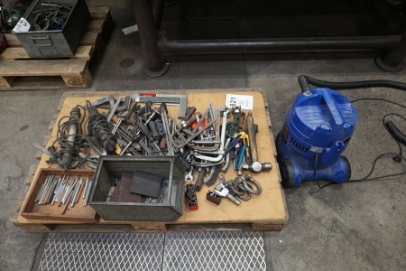 Lot of hand tools + vacuum cleaner
