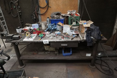 Welding table with vise without content