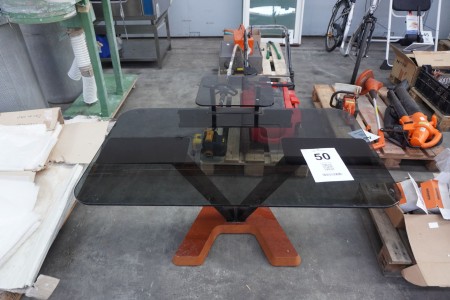 Tisch mit Glasplatte