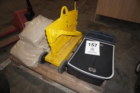 7 bags with sand + work table + tile cutter
