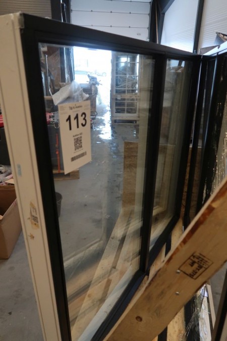 2 stk. vinduer, træ/alu, B170xH151 cm, krambredde 13 cm, sort/hvid, med not til bundstykke. Der er en  smadderet rude i det ene vindue, Der er skader se foto