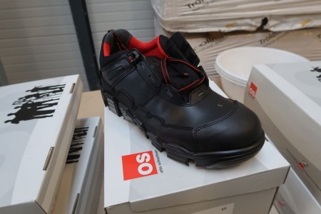 2 pairs of safety shoes size 43