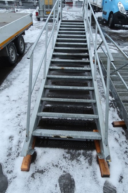 Stahltreppe mit Treppenabsatz und Geländer. Breite 92 cm, 16/17 Stk. Schritte, Repos 80x100 cm