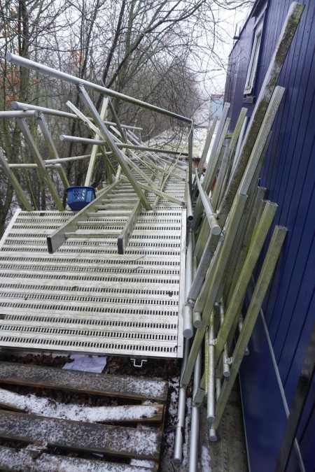 Stahltreppe mit Handlauf + Treppenleiter