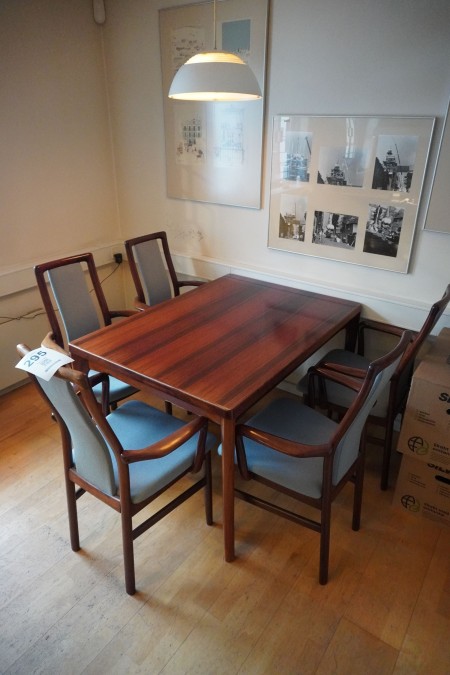 Table including 5 chairs