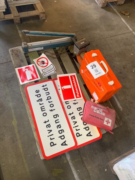 Erste-Hilfe-Ausrüstung + verschiedene Schilder