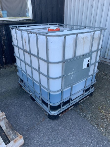 Pallet tank with coolant / glycol