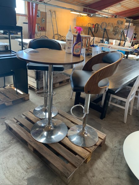 Bar table + 2 bar stools