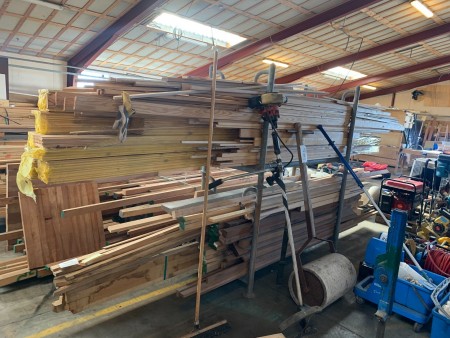 Verschiedene Hartholzformteile + rustikale Fichte auf Ständer