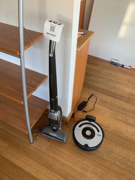 Robot vacuum cleaner + wireless vacuum cleaner