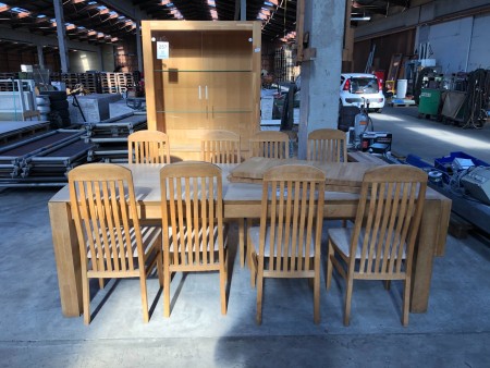 Esstisch mit Holzstühlen