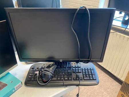 PC-skærm, mærke: HP, model: LA2306x + tastatur og mus 