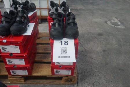 3 pairs of safety shoes, brand: Brynje