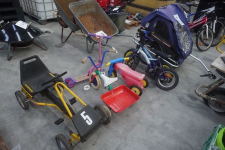 Børnecykelvogn + div børnecykler 