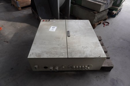 Pallet with control box with entrails.