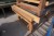 Arbeitstisch aus Holz mit Schraubstock