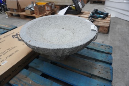 1 piece. birdbath / plant bowl in granite