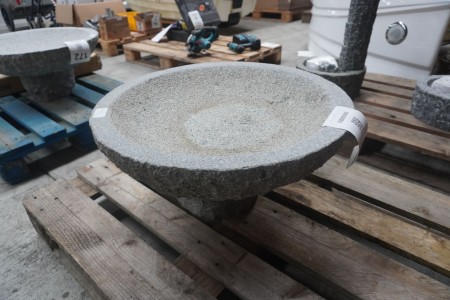1 piece. birdbath / plant bowl in granite