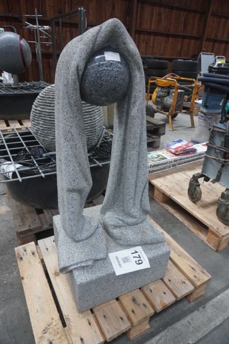 1 Stück. Granitskulptur, Modell: Schwimmende Kugel