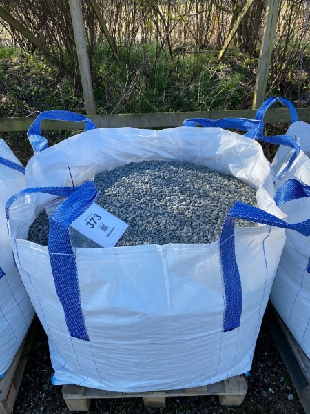 Approx. 900kg gray granite chips