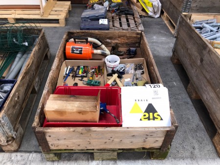 Pallet with mixed tools, vices, grease pump etc.
