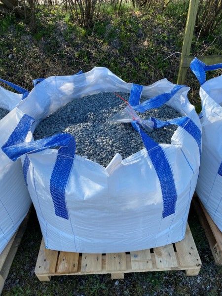 Ca. 900kg grå granitskærver 