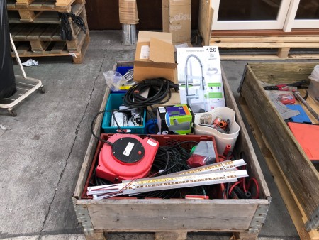 Pallet with various extension cords, jump leads, kitchen faucet etc.