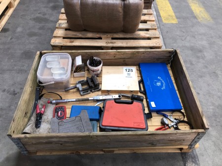 Pallet with mixed tools, drill, vice, socket set etc.