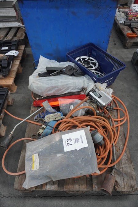 Lot of gas hoses and burners + car speakers etc.