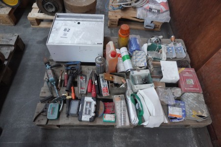 Lot of mixed fittings, hand tools, mailbox, etc.