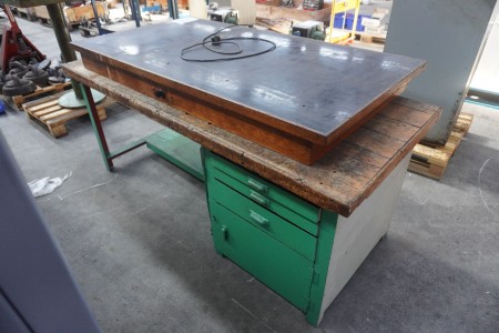Arbejdsbord med værktøjsskuffer + bordplade med strømstik