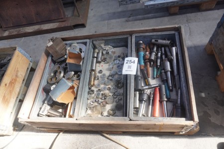 Pallet with various milling irons + various tool holders etc.