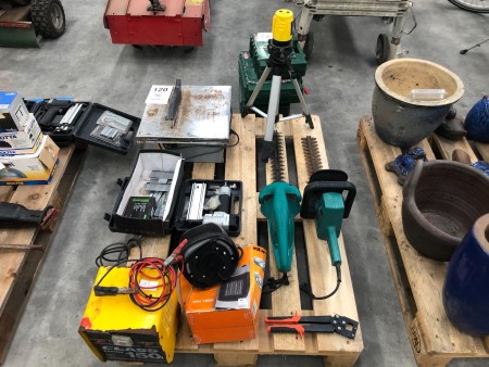 Large batch of mixed power tools, hedge trimmer, table circular saw, etc.