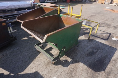 Tilting container with oil drain
