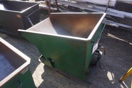 Tilting container with oil drain