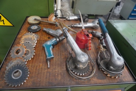 Viele Druckluftwerkzeuge und Cutter