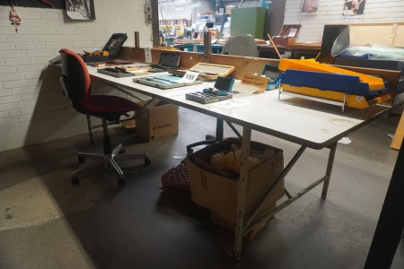 Work table with vise
