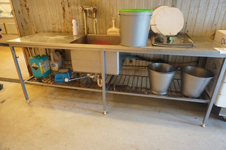Arbejdsbord i rustfri stål med vask 