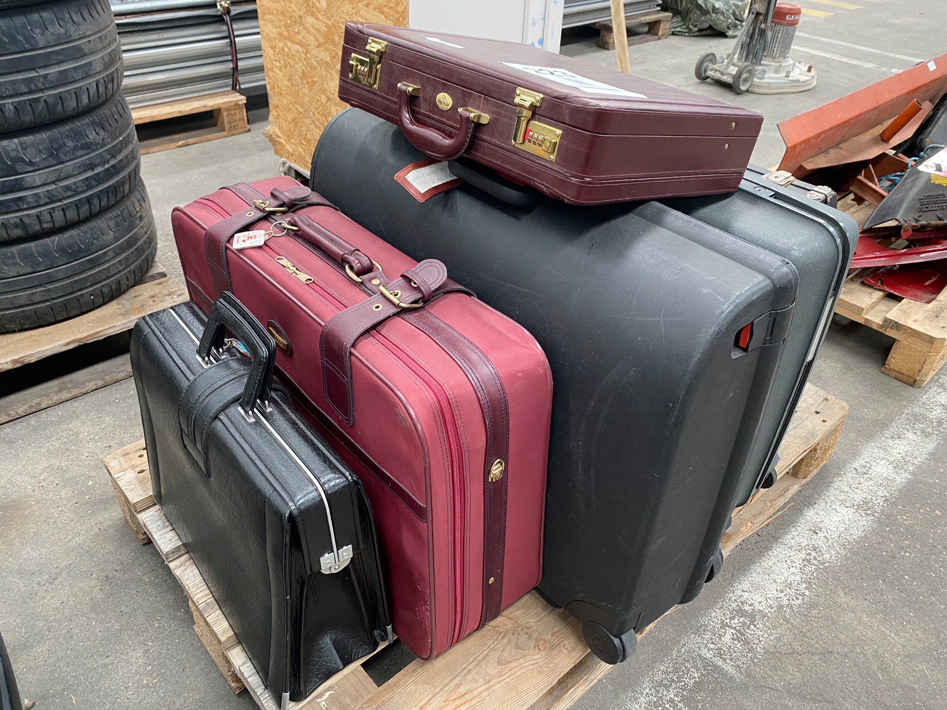 intelligens Editor sidde Lot of suitcases / bags - KJ Auktion - Machine auctions