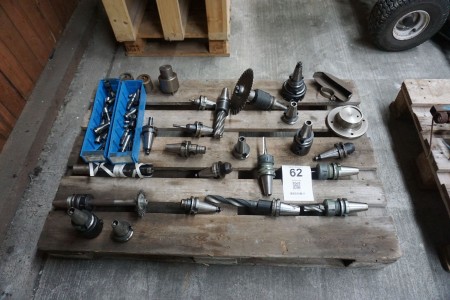 Lot BT 40 tool holders with tools and clamping tools