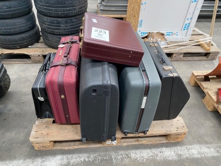 Viele Koffer / Taschen