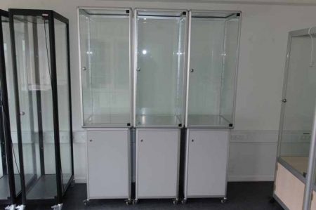 3 udstillingsskabe med glas med hylder, Porsa System