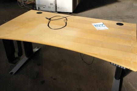 El-hæve/sænke skrivebord, bredde ca. 160 cm, dybde ca. 90 cm. Frontplade. Skuffemodul
